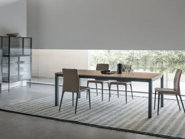 Tavolo allungabile Infinity con piano in materico rovere sabbia e base in laccato opaco di Tomasella