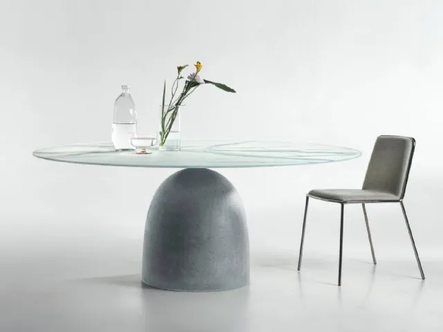 Tavolo Janeiro 2390X in vetro effetto marmo e base in cemento di Lago