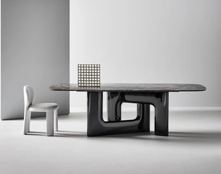 Tavolo di design Liaison con top in marmo e base in poliuretano di Bonaldo