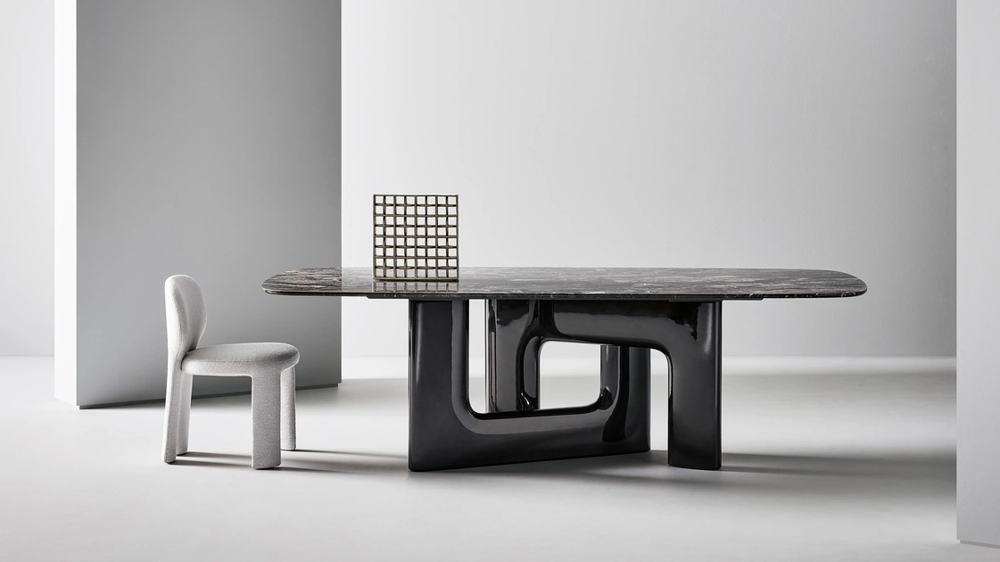 Tavolo di design Liaison con top in marmo e base in poliuretano di Bonaldo