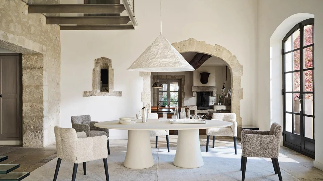 Tavolo Mae 33 in calce argilla spatolata di Gervasoni