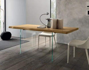 Tavolo rettangolare Meridiano di Altacon con piano in legno e gambe in vetro com