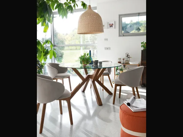 Tavolo rotondo in vetro temprato trasparente e base in legno di faggio tinto noce Mikado di Connubia