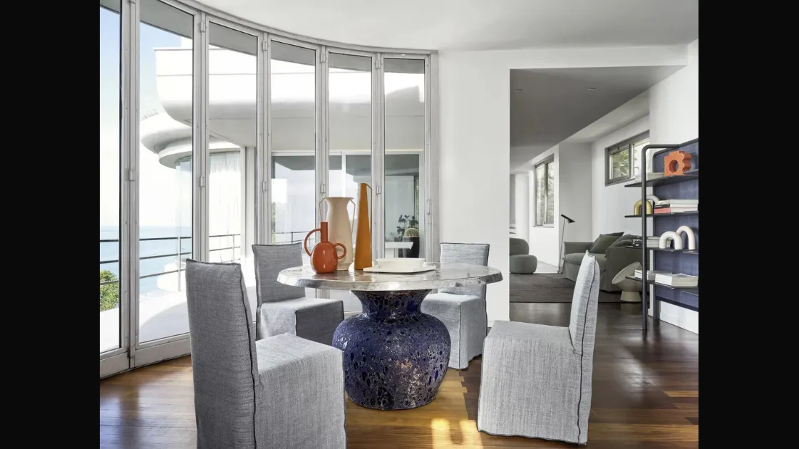 Tavolo Moon 34 con top in fusione di alluminio e base in ceramica di Gervasoni