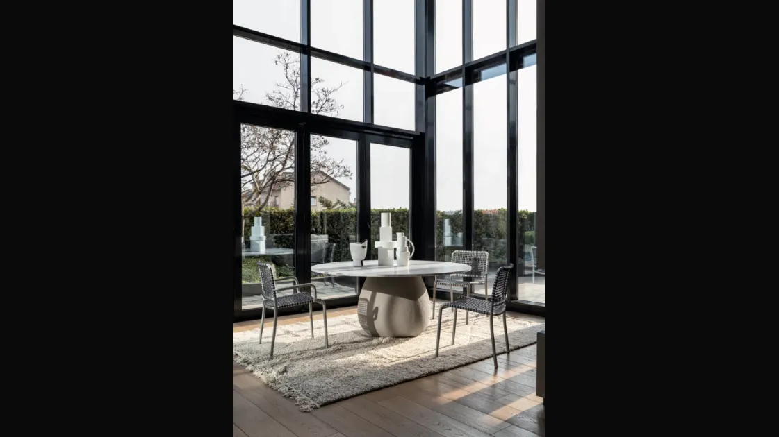 Tavolo Next 236 in marmo con base in cemento di Gervasoni