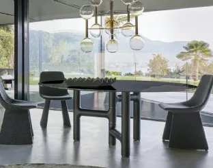 Tavolo ovale Pivot in cristallo con base in legno di Bonaldo
