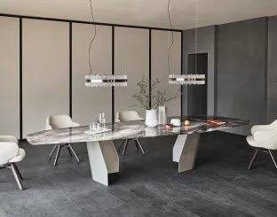 Tavolo in cristallo con stampa artistica e piano irregolare in metallo Senator di Cattelan Italia