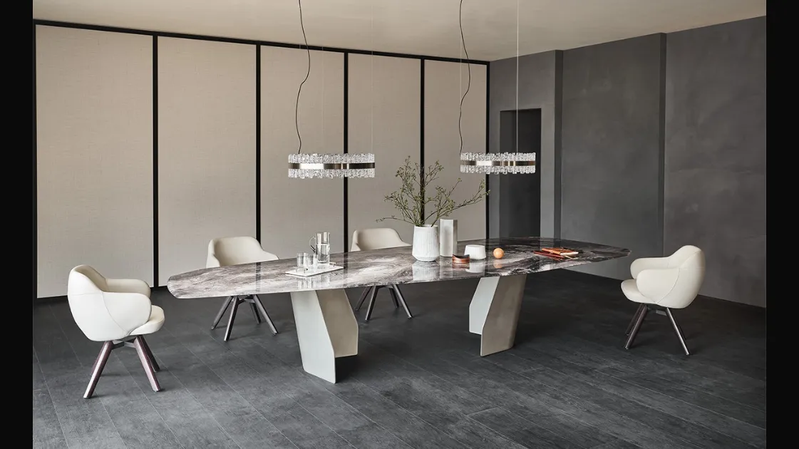 Tavolo in cristallo con stampa artistica e piano irregolare in metallo Senator di Cattelan Italia