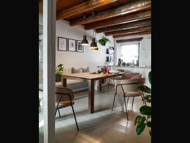 Tavolo allungabile con gambe in legno e top in ceramica Sigma di Connubia