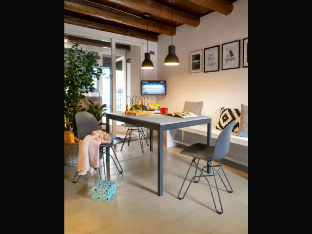 Tavolo allungabile con piano in nobilitato beton grigio e gambe in metallo grigio opaco Snap di Connubia