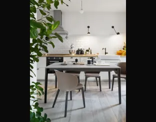 Tavolo allungabile con piano in nobilitato pietra piasentina e gambe in legno di faggio grafite Tabla di Connubia