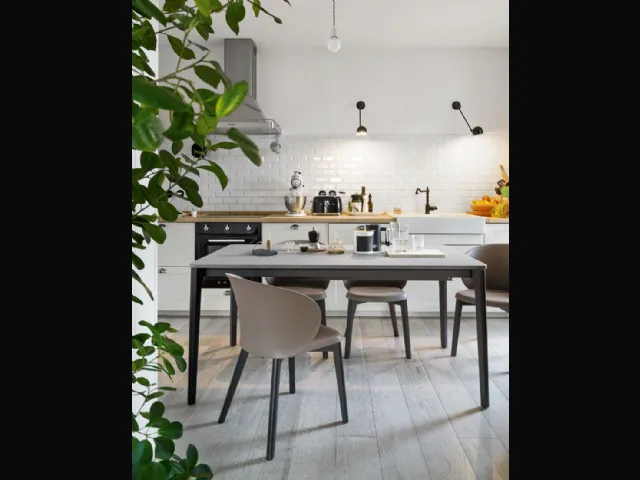 Tavolo allungabile con piano in nobilitato pietra piasentina e gambe in legno di faggio grafite Tabla di Connubia