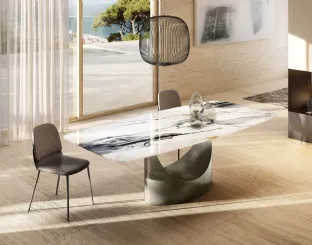 Tavolo U XGlass con base scultorea in metallo e top in vetro effetto marmo di Lago