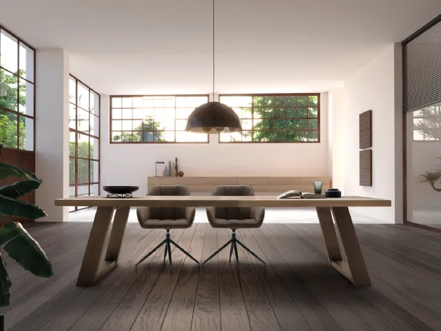 Tavolo Wood in legno massello di Rovere con base in ferro di Devina Nais