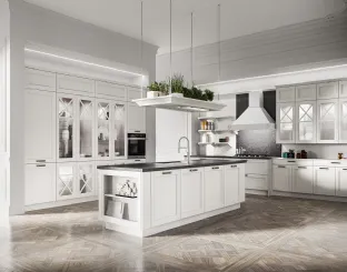 Cucina Classica con isola in legno di Frassino massello laccato Bianco a poro aperto e top in Dekton Fossil Frida classic di Arredo3