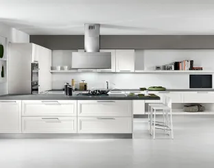 Cucina Classica Itaca angolare a ferro di cavallo in legno massello di Frassino laccato Bianco a poro aperto di Arredo3