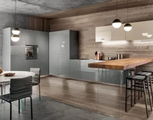 Cucina Design angolare in vetro laccato Grigio lucido 36e8 con penisola in legno di Rovere con base in vetro temperato trasparente di Lago