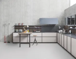 Cucina Design angolare in vetro acidato canapa e top in granito XP 04 di Zampieri Cucine