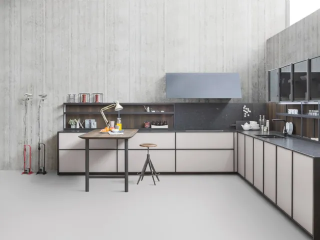 Cucina Design angolare in vetro acidato canapa e top in granito XP 04 di Zampieri Cucine