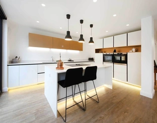 Cucina Moderna con isola All-Around D20 Bianca e Ottone di Doimo Cucine