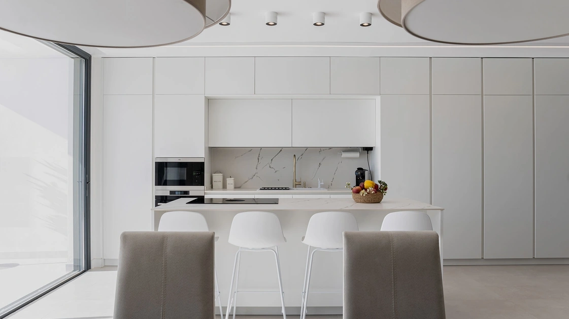 Cucina Moderna con isola All-Around D20 Total White di Doimo Cucine