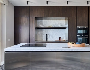 Cucina Moderna All-Around D23 in Noce e Acciaio di Doimo Cucine