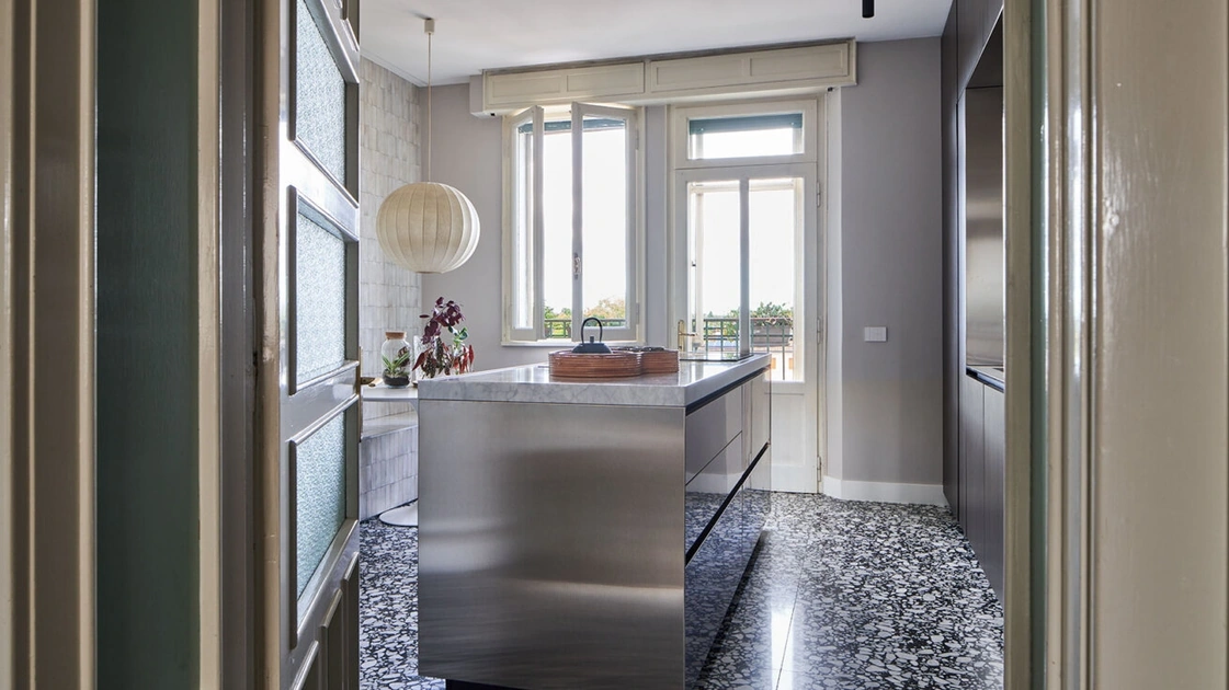 Cucina Moderna All-Around D23 in Noce e Acciaio di Doimo Cucine