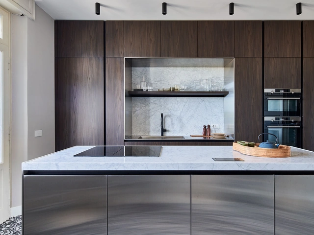 Cucina Moderna All-Around D23 in Noce e Acciaio di Doimo Cucine