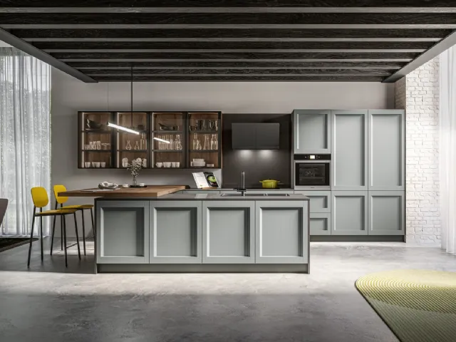 Cucina Moderna con isola in laccato poro aperto Grigio perla e penisola in finitura Rovere safari Frida Modern di Arredo3