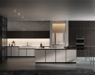Cucina Moderna con isola in vetro opaco Bianco e Nebbia con top in Laminam Statuarietto Kronos di Arredo3