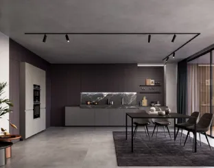 Cucina Moderna lineare in laminato Resina Cromo e impiallacciato Coke con top in ceramica effetto Marmo Nero rigato Wega di Arredo3