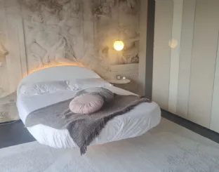 Letto Fluttua Roundy di Lago in pelle