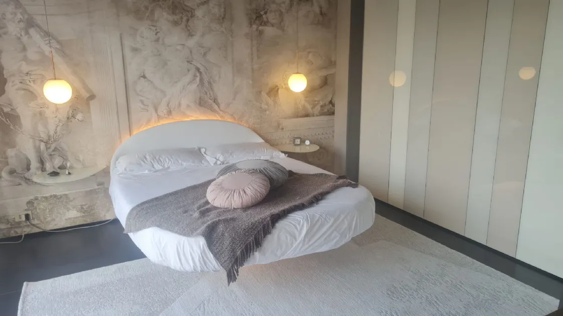 Letto Fluttua Roundy di Lago in pelle