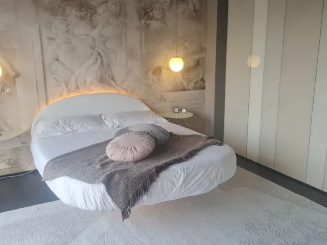 Letto Fluttua Roundy di Lago in pelle