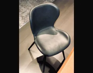 Sedia Gloves di Devina Nais