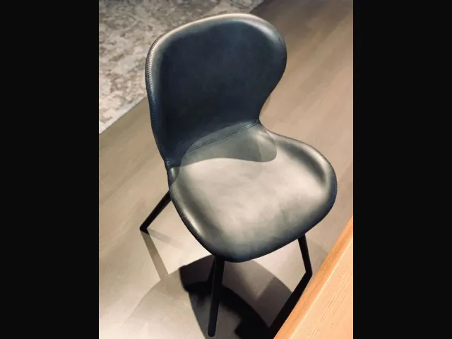 Sedia Gloves di Devina Nais