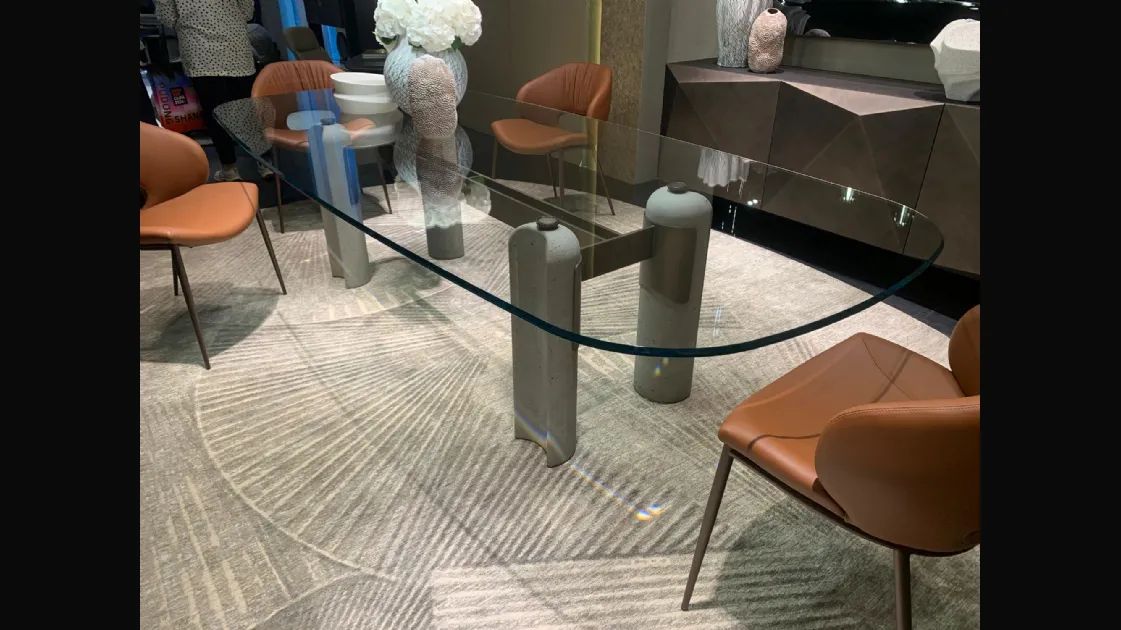 STAND CATTELAN