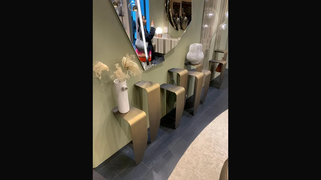 STAND CATTELAN