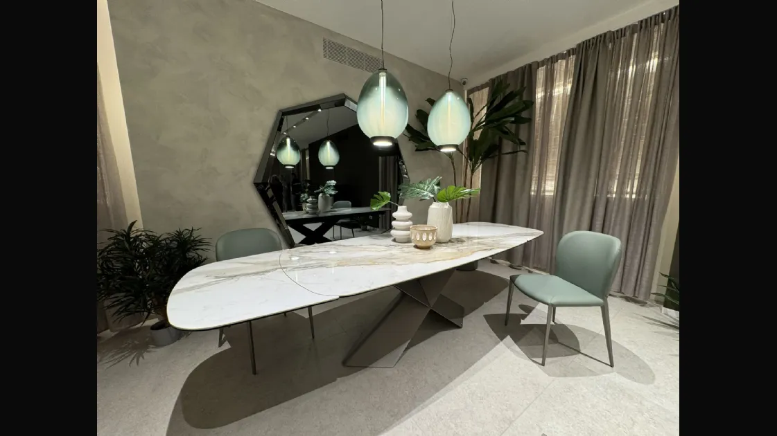 STAND CATTELAN