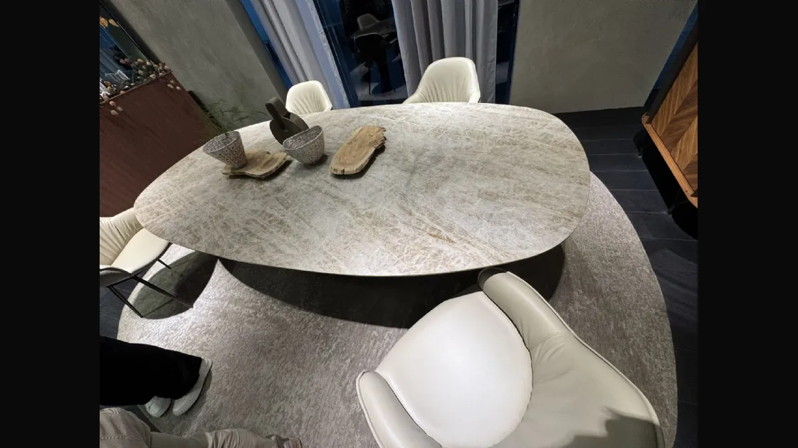 STAND CATTELAN
