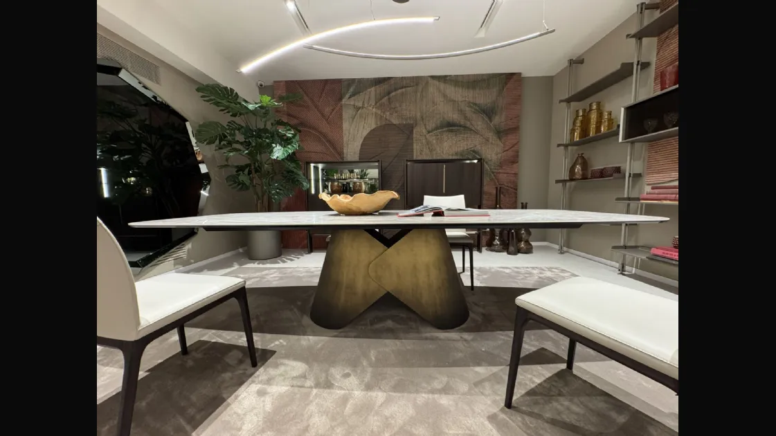 STAND CATTELAN