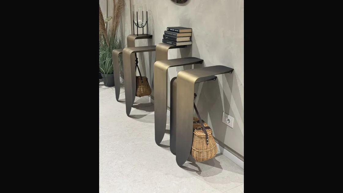 STAND CATTELAN