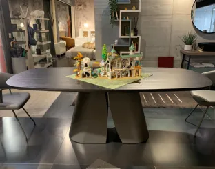 Tavolo Cosmopolitan di Devina Nais