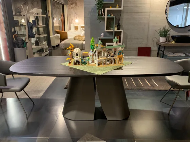 Tavolo Cosmopolitan di Devina Nais