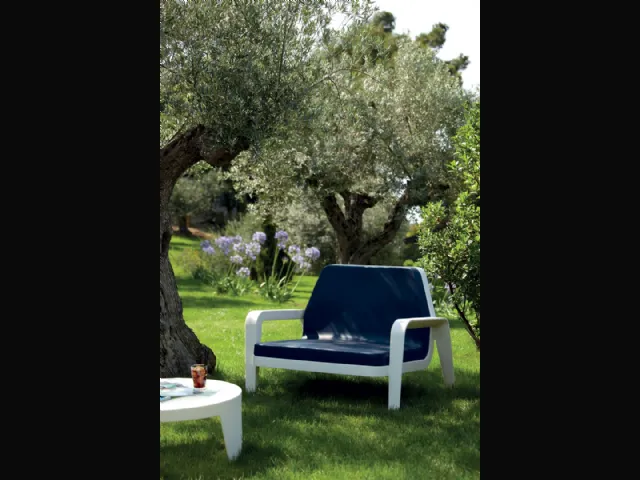 Poltroncina da giardino in polietilene con cuscino in poliuretano espanso America di Slide