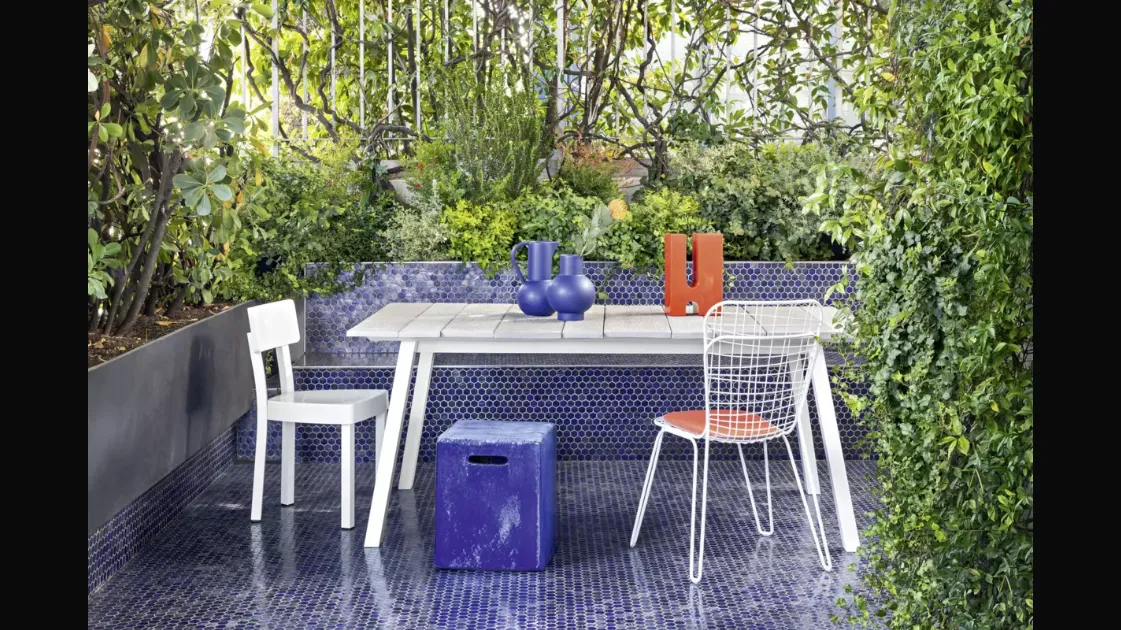 Tavolo da giardino Inout 134 con top cemento doghe effetto legno di Gervasoni