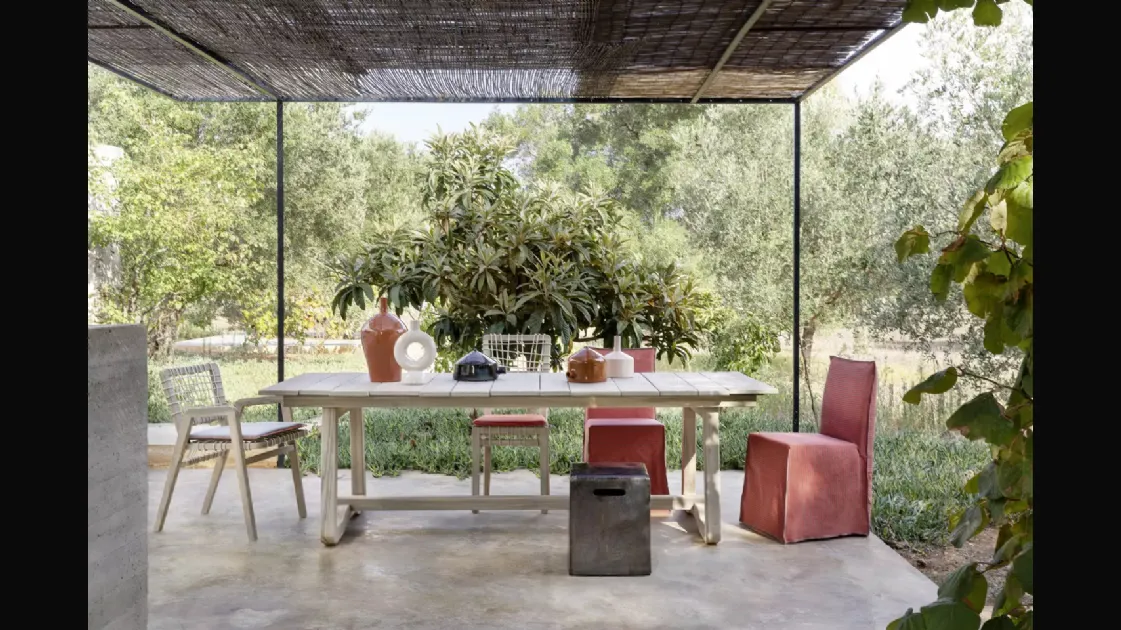 Tavolo da giardino Inout 872 con top cemento doghe effetto legno di Gervasoni