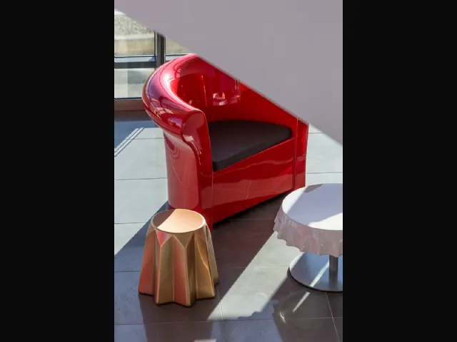 Poltroncina in polietilene con cuscino da esterno Kalla di Slide