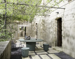 Kasane Pouf e Tavolo in terracotta di Gervasoni