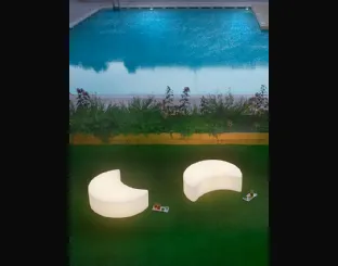 Pouf luminoso in polietilene a forma di spicchio di Luna Moon di Slide